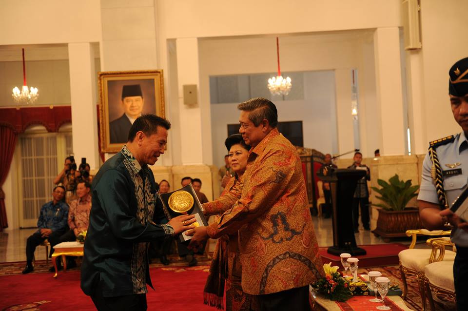 Eman Terima Piala Adipura Langsung Dari Presiden